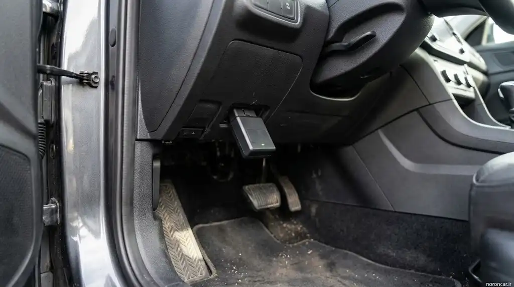 محل نصب ردیاب OBD روی پورت OBD-II زیر داشبورد خودرو | نورون کار